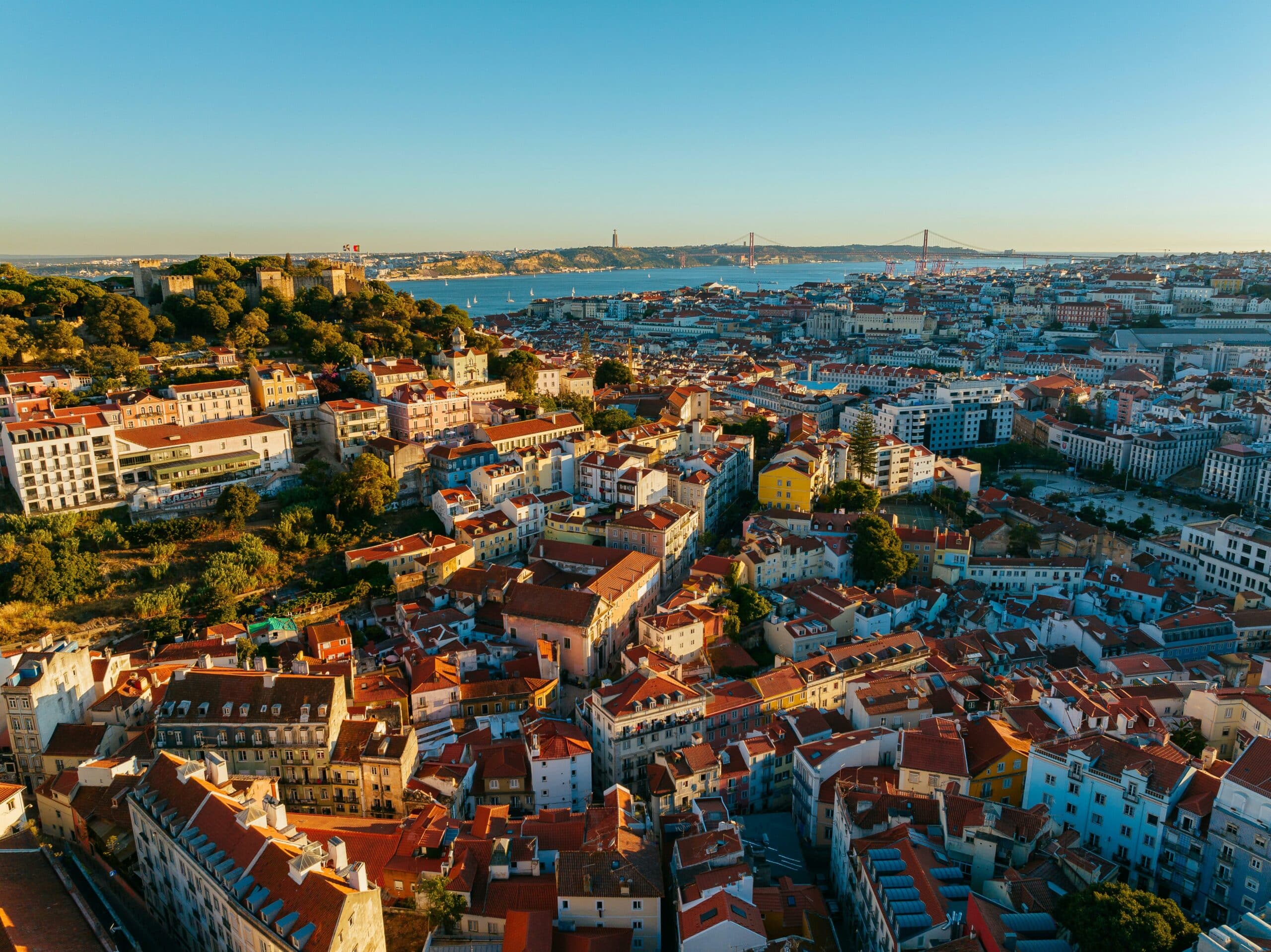 Vue panoramique de Lisbonne avec le Tage - Guide complet immobilier dans la capitale portugaise
