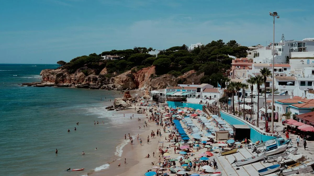 Vue aérienne d'Albufeira avec ses plages et sa marina, illustrant le potentiel d'investissement immobilier.